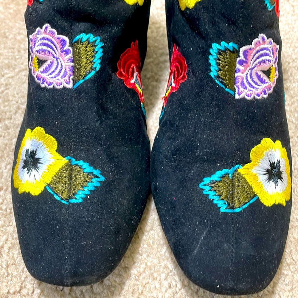 Betsey Johnson Black Floral Embroidered Suede Boots Size 6.5 M - Picture 3 of 7
